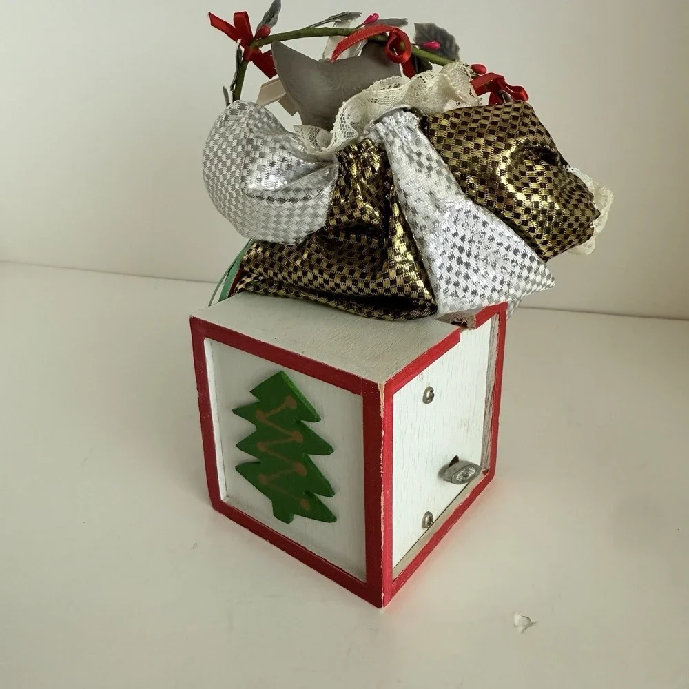 Vintage Bradley Cat‎ Music Box Plays Jingle Bells Animated 7